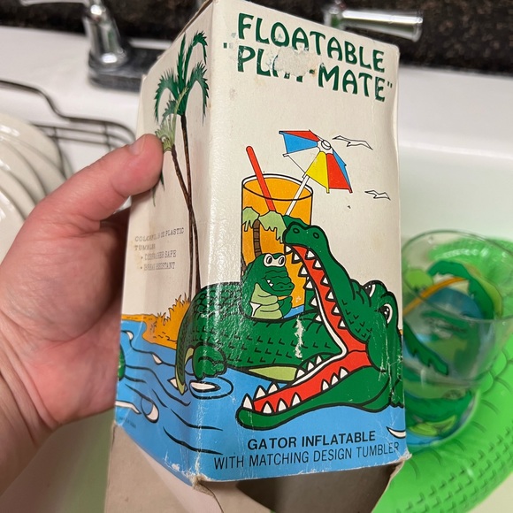 Vintage 1970’s Inflatable Alligator Drinks Caddy, Tumbler Glass, Pool Accessorie - Picture 6 of 9